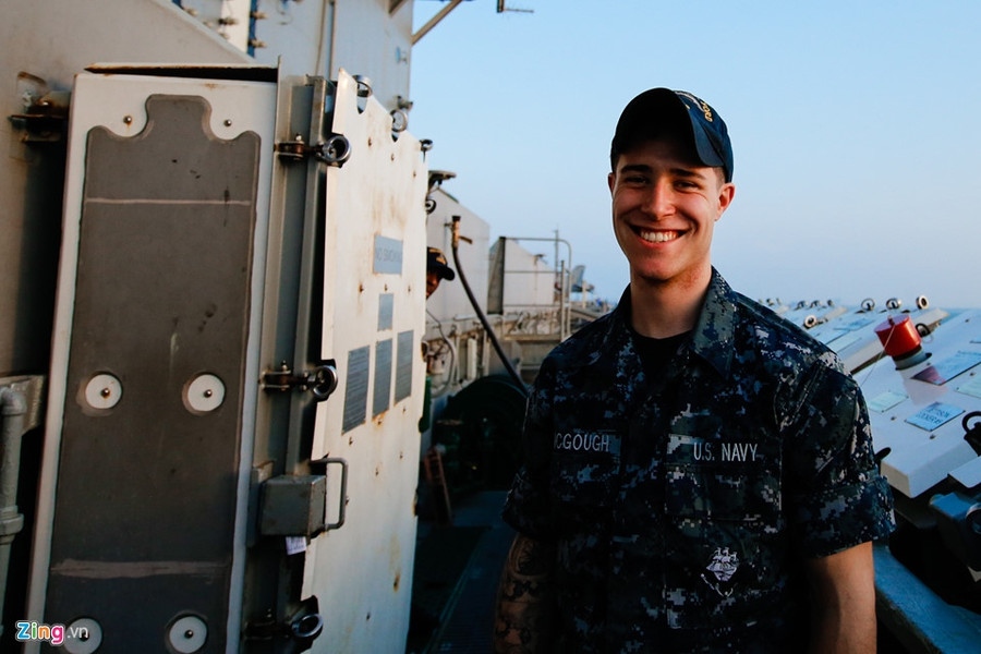 Thủy thủ gốc Việt và cuộc sống trên siêu tàu sân bay Mỹ thuy thu goc viet va cuoc song tren sieu tau san bay my