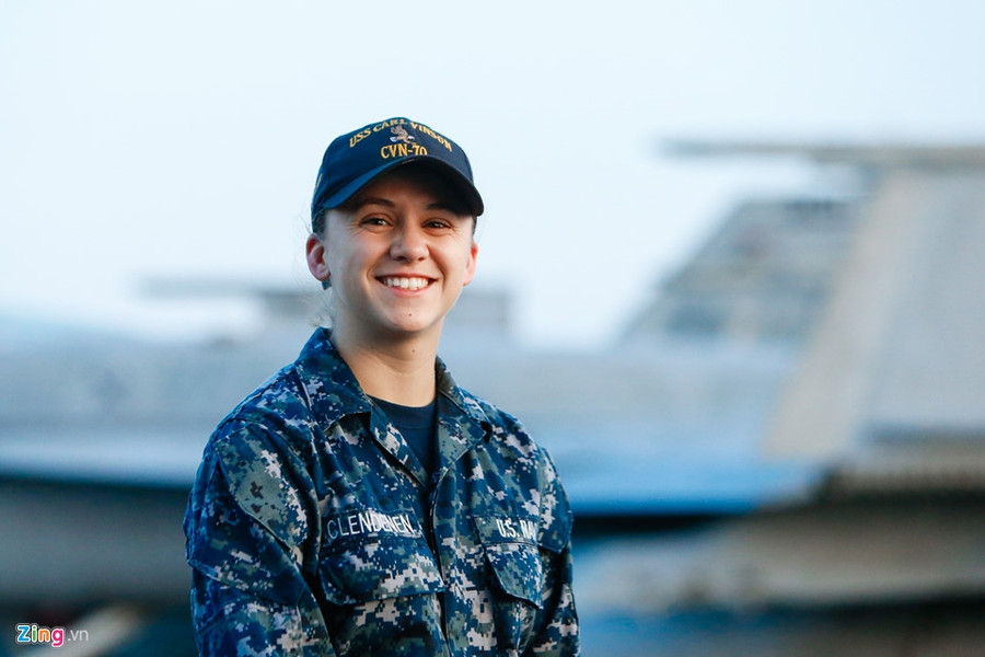 Thủy thủ gốc Việt và cuộc sống trên siêu tàu sân bay Mỹ thuy thu goc viet va cuoc song tren sieu tau san bay my