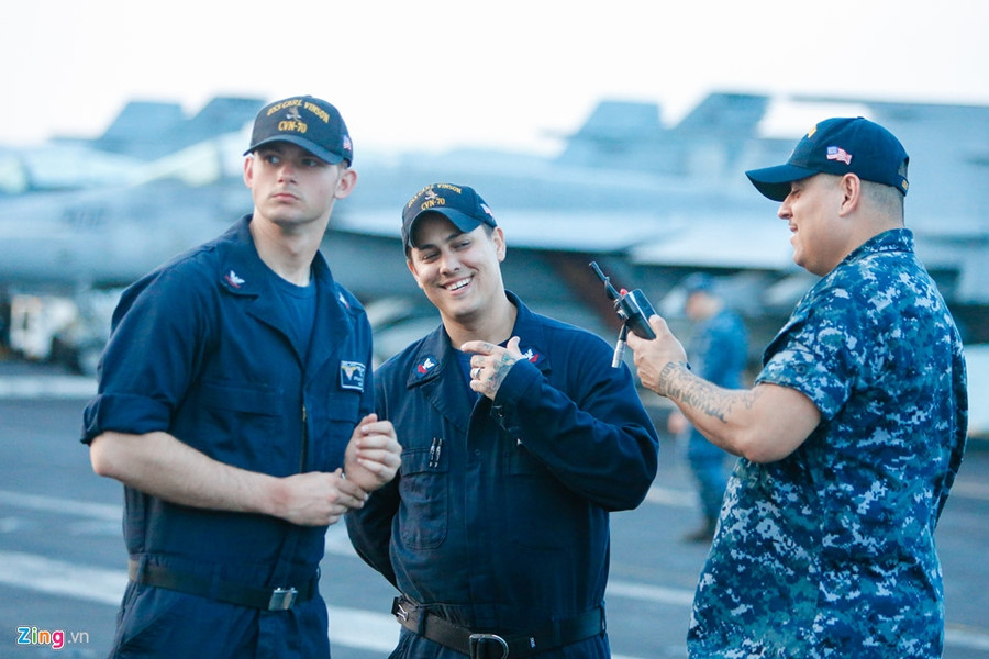 Thủy thủ gốc Việt và cuộc sống trên siêu tàu sân bay Mỹ thuy thu goc viet va cuoc song tren sieu tau san bay my
