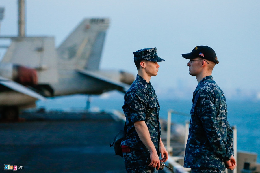 Thủy thủ gốc Việt và cuộc sống trên siêu tàu sân bay Mỹ thuy thu goc viet va cuoc song tren sieu tau san bay my