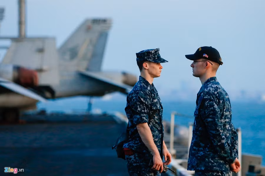 thuy thu goc viet va cuoc song tren sieu tau san bay my