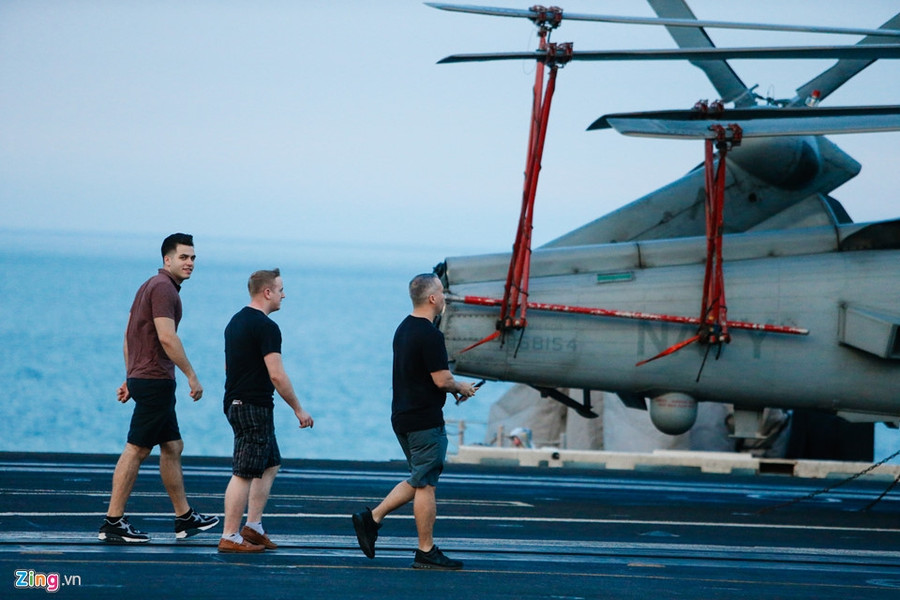 Thủy thủ gốc Việt và cuộc sống trên siêu tàu sân bay Mỹ thuy thu goc viet va cuoc song tren sieu tau san bay my