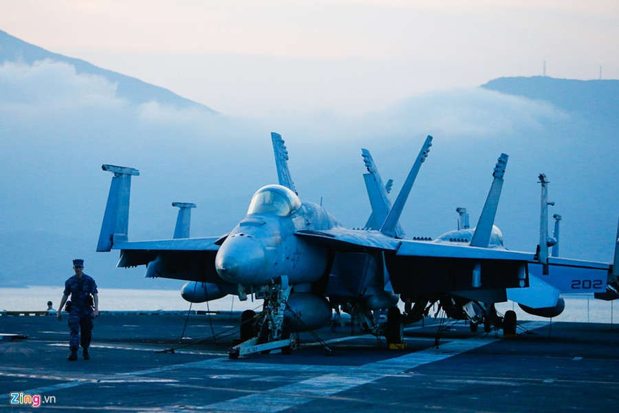 Thủy thủ gốc Việt và cuộc sống trên siêu tàu sân bay Mỹ thuy thu goc viet va cuoc song tren sieu tau san bay my