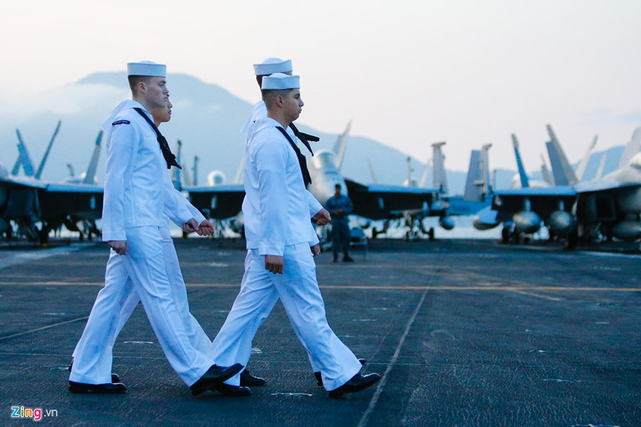 Thủy thủ gốc Việt và cuộc sống trên siêu tàu sân bay Mỹ thuy thu goc viet va cuoc song tren sieu tau san bay my