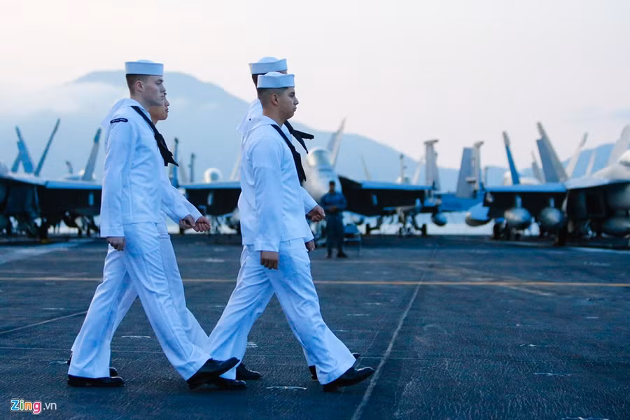 thuy thu goc viet va cuoc song tren sieu tau san bay my