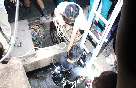 20 giờ ngụp lặn tìm kiếm bé trai bị nước cuốn xuống cống ảnh 1