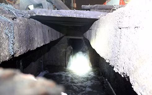 2 bé trai bị nước cuốn xuống cống trong cơn mưa