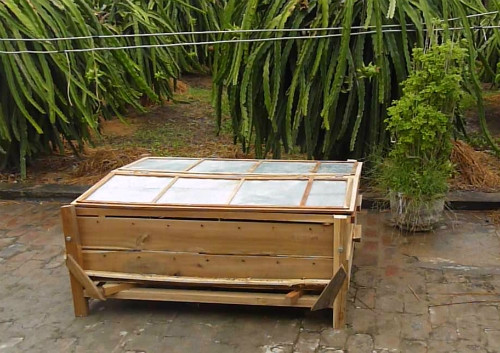 Thùng xử lý rác cây thanh long của sinh viên kiến trúc ảnh 2 Hệ thống thùng rác sinh học bao gồm 2 khay xếp chồng lên nhau. Kích thước của hệ thống thùng là 1200x 800x 300mm.