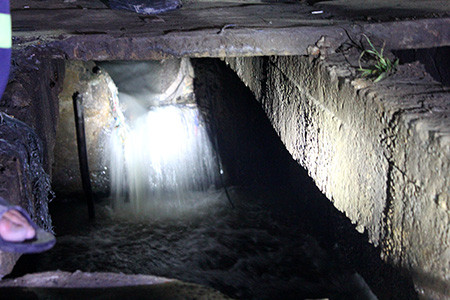 20 giờ ngụp lặn tìm kiếm bé trai bị nước cuốn xuống cống ảnh 2