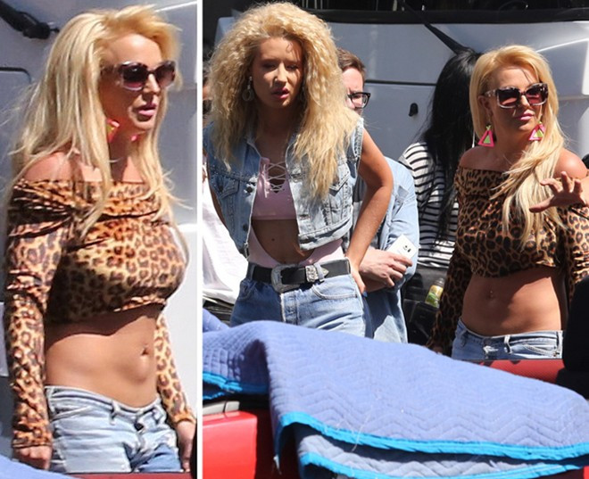 Khi đứng lên đi lại, vòng 2 của Britney mới bớt sồ sề. Ở tuổi 33 và đã có 2 con, giọng ca Toxic không còn quyến rũ như xưa, cô phải vật lộn với việc giữ dáng và hiếm khi chăm chút cho việc ăn mặc. Gu thời trang đường phố của nữ ca sĩ thường bị chê là thảm họa. 