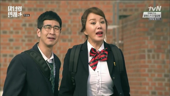 Để qua được cổng bảo vệ, cô mặc đồng phục và bắt chước những cử chỉ như một nữ sinh đích thực. Khi bị phát hiện, “nữ sinh” U50 không ngại cãi nhau tay đôi với bảo vệ. Khi lên phim, Uhm Jung Hwa vẫn bị lộ số tuổi thật 45. Để qua được cổng bảo vệ, cô mặc đồng phục và bắt chước những cử chỉ như một nữ sinh đích thực. Khi bị phát hiện, “nữ sinh” U40 không ngại cãi nhau tay đôi với bảo vệ. Khi lên phim, số tuổi thật đối lập với ngoại hình nhân vật của Uhm Jung Hwa.