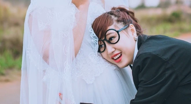 Bộ ảnh cưới nhí nhố của chú rể ‘mang bầu’ và cô dâu manly