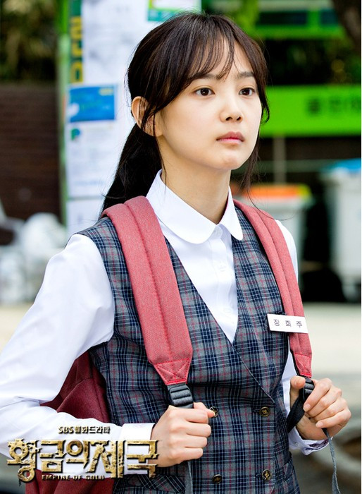 Yoon Seung Ah cũng là một trong những nữ diễn viên ít ỏi sở hữu gương mặt trẻ thơ. Lợi thế này giúp người đẹp U30 thể hiện thành công hình tượng nữ sinh Jang Hee Joo trong tác phẩm Empire of Gold. Yoon Seung Ah cũng là một trong những nữ diễn viên ít ỏi sở hữu gương mặt trẻ thơ. Lợi thế này giúp người đẹp U30 thể hiện thành công hình ảnh cô nữ sinh Jang Hee Joo trong bộ phim Empire of Gold.