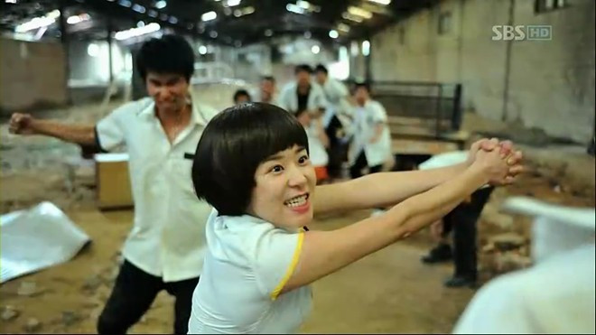 Vào thời điểm đóng Protect The Boss, Choi Kang Hee đã 34 tuổi. Trong cảnh quay hồi tưởng lại thời đi học, cô để tóc tém, mặc bộ đồng phục “cách tân” cá tính. Nhờ gương mặt trẻ lâu, hình ảnh nữ sinh đã thuyết phục được khán giả. Vào thời điểm đóng Protect The Boss, Choi Kang Hee đã 34 tuổi, trong cảnh quay hồi tưởng lại thời đi học, cô để tóc tém, mặc bộ đồng phục “cách tân” cá tính. Nhờ gương mặt trẻ lâu, hình ảnh nữ sinh đã thuyết phục được khán giả.