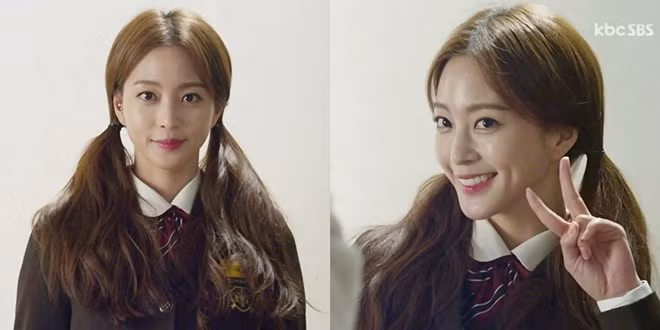 Người đẹp Han Ye Seul từng vài lần mặc đồng phục trên màn ảnh. Lần gần đây nhất là trong bộ phim Birth of Beauty lên sóng vào năm ngoái. Trong một cảnh quay “hồi teen”, nhân vật của Han Ye Seul nhí nhảnh tạo dáng chụp ảnh, tóc buộc 2 bên. 