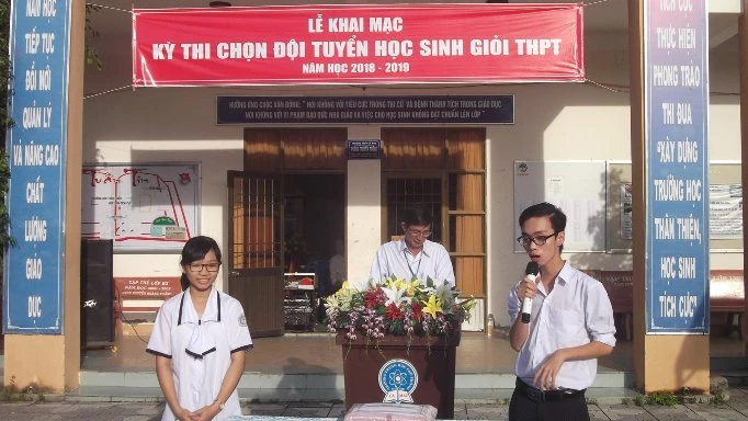 Thí sinh kiểm tra phong bì đựng đề thi