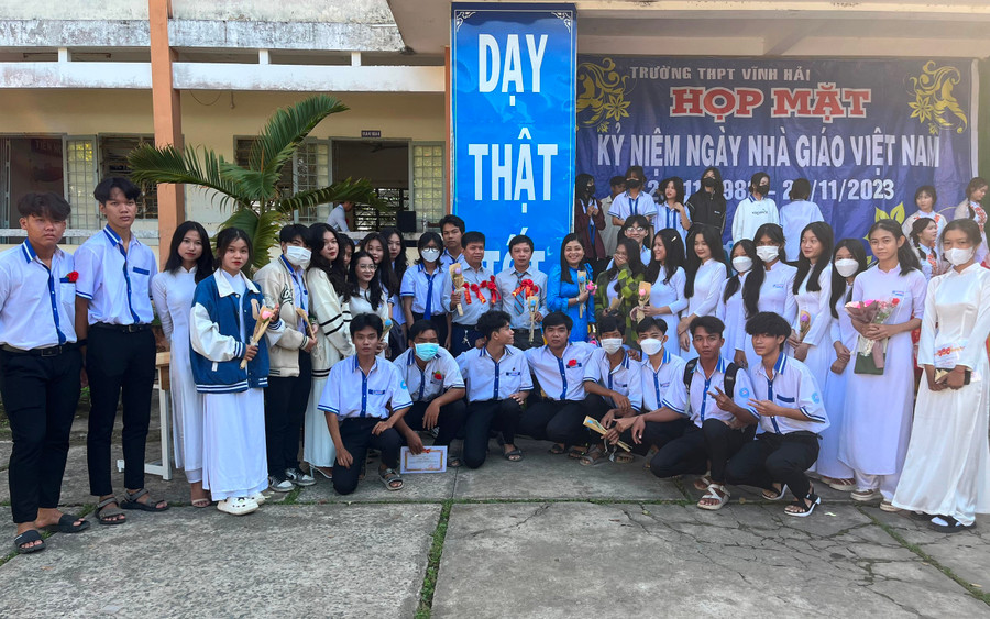 Các em học sinh lớp 12 chụp ảnh lưu niệm với thầy, cô nhân ngày 20/11.