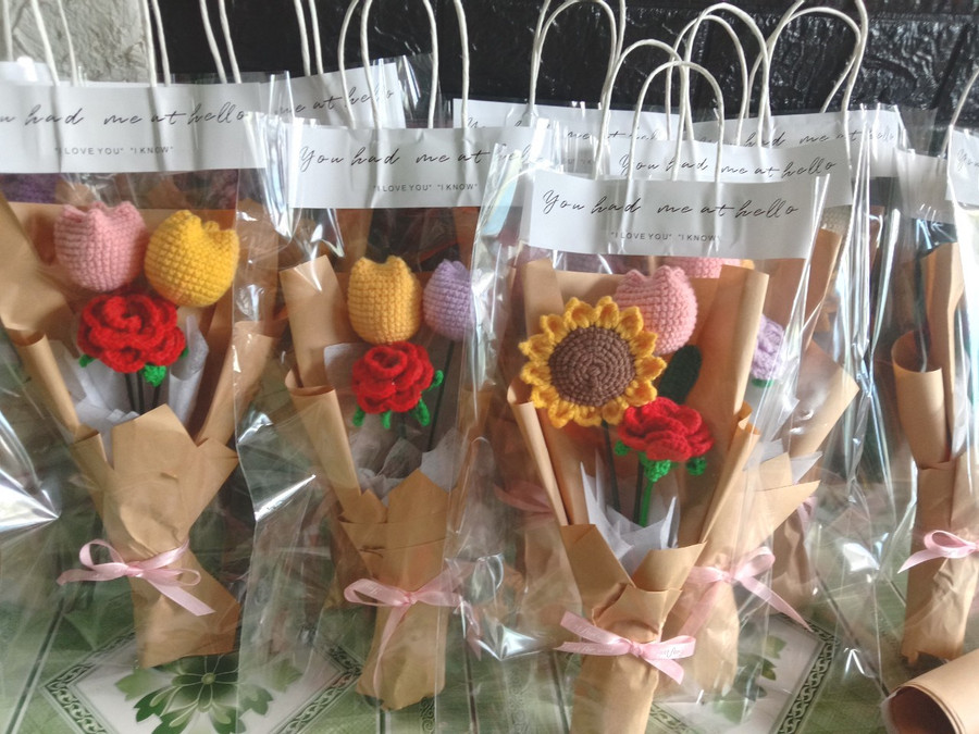 Những bông hoa bằng sợi len do các em học sinh lớp 12 tự làm tặng thầy cô ngày 20/11.