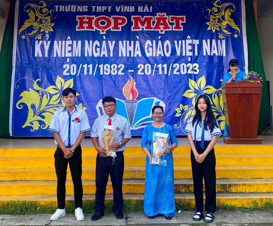 Thầy cô đón nhận những bông hoa do học sinh lớp 12 tự làm.