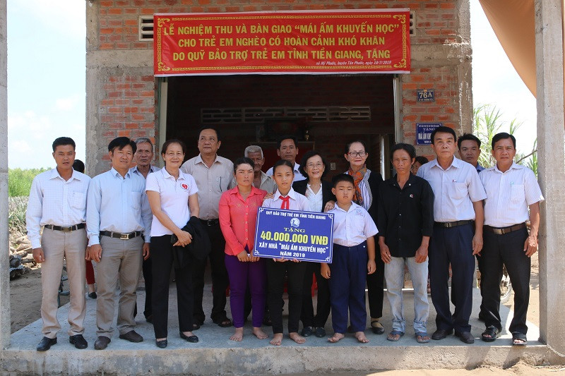 Trước Mái ấm khuyến học của em Nguyễn Thị Ngọc Hà Trước Mái ấm khuyến học của em Nguyễn Thị Ngọc Hà