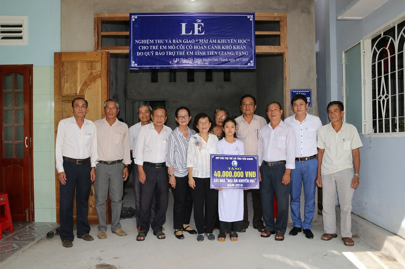 Trao Mái ấm khuyến học cho em Lê Anh Thư Trao Mái ấm khuyến học cho em Lê Anh Thư