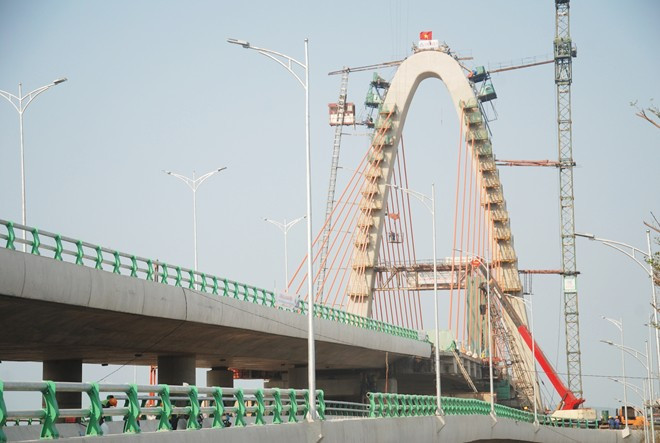 Cầu vượt có tổng cộng 491 cọc khoan nhồi, được thiết kế chịu đựng động đất cấp 8, có 50 nhịp với tổng chiều dài hơn 2 km. Cầu vượt 3 tầng, trị giá gần 1.800 tỷ sắp hoàn thành