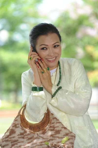 Phương Thanh sở hữu hơn 200 chiếc áo bà ba với vải được mua chủ yếu ở chợ Bến Thành. Những thói quen sở thích kỳ lạ của sao Việt