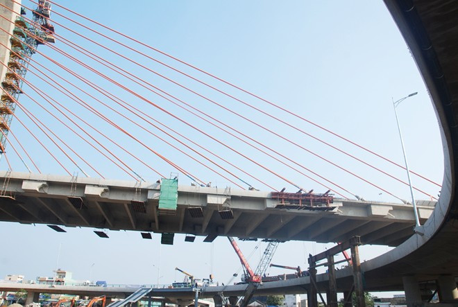 "Chúng tôi thiết kế cây cầu dựa trên ý tưởng văn hóa Chăm với hình tượng Linga và Yoni. Nó là một điểm nhấn về kiến trúc ở Đà Nẵng, tượng trưng cho sự hợp nhất của âm dương, sáng tạo và phát triển", kỹ sư Hoàng tiết lộ. Cầu vượt 3 tầng, trị giá gần 1.800 tỷ sắp hoàn thành