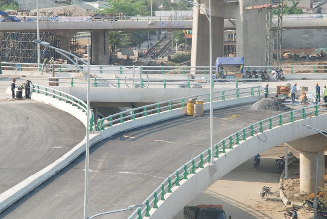 Kỹ sư Nguyễn Duy Hoàng cho biết, ngoài tên gọi cầu ngã 3 Huế, cầu này còn có tên gọi khác là cầu "phồn thực". Cầu vượt 3 tầng, trị giá gần 1.800 tỷ sắp hoàn thành