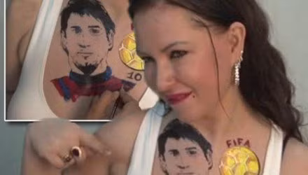 Nataliya khoe tác phẩm nghệ thuật.