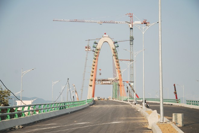 Trụ tháp hình Linga cao 65 m, tượng trưng cho dương, còn hình vòng xuyến là Yoni tượng trưng cho âm. Trụ tháp hình Linga cao 65 m tượng trưng cho dương, còn hình vòng xuyến là Yoni tượng trưng cho âm. Âm dương hòa hợp sẽ phát triển bền vững.