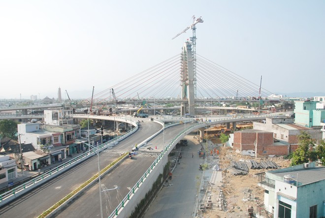 Cầu vượt ngã 3 Huế nằm trên quốc lộ 1A, cửa ngõ vào TP Đà Nẵng. Từ nhiều năm nay, khu vực này là điểm đen tai nạn giao thông. Khi hoàn thành, nó sẽ góp phần giảm tai nạn tại nút giao giữa quốc lộ 1A và đường sắt. "Khi chưa có cầu vượt, người tham gia giao thông khi đi từ Hòa Khánh xuống trung tâm khoảng 15 km nhưng mất 20 - 30 phút. Nhưng khi cầu đưa vào sử dụng, thời gian lưu thông còn khoảng 10 phút", đại diện chủ đầu tư cho biết. Đây là cây cầu vượt lớn nhất nước nằm trên quốc lộ 1A, cửa ngõ vào TP. Đà Nẵng. Nơi giao nhau giữa đường bộ và đường sắt từ mấy chục năm nay, là điểm đen TNGT.