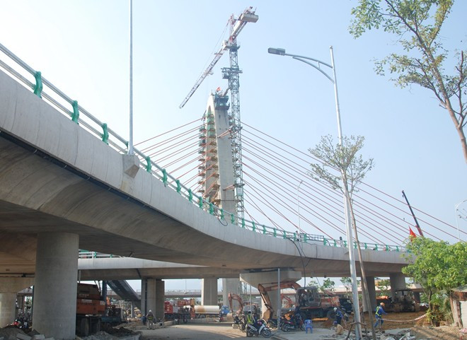 Ông Nguyễn Tâm Tiến, Tổng Giám đốc Tập đoàn Trung Nam (đơn vị điều hành dự án) cho biết, hơn 640 ngày đêm, các kỹ sư, công nhân đã làm 3 ca để hoàn thành cây cầu đúng tiến độ. cầu có tổng cộng 491 cọc khoan nhồi. Cây cầu được thiết kế chịu đựng động đất cấp 8. Với 50 nhịp, bình quân mỗi nhịp 40 m, thì tổng chiều dài của cầu vượt này khoảng hơn 2 km. Ngay trên đỉnh tháp cầu được lắp đặt các thiết bị quan trắc về gió, động đất, rung chấn và hệ thống giám sát giao thông cũng như các máy móc theo dõi “sức khỏe” của cây cầu.