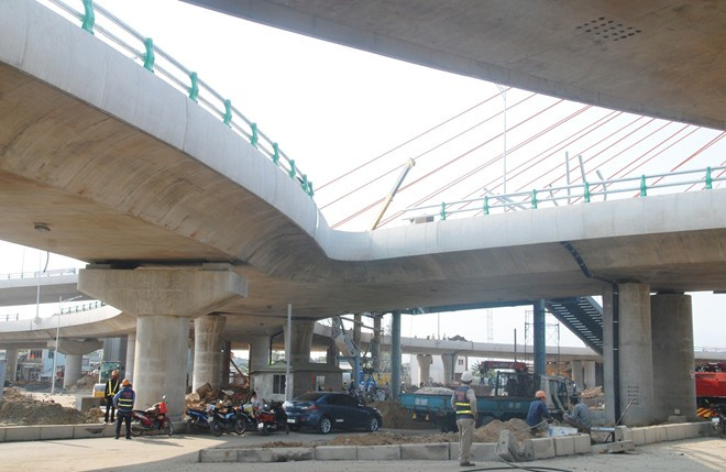 Dưới gầm cầu, đơn vị thi công sẽ xây dựng công viên cây xanh và đường đi bộ. Cầu vượt 3 tầng, trị giá gần 1.800 tỷ sắp hoàn thành