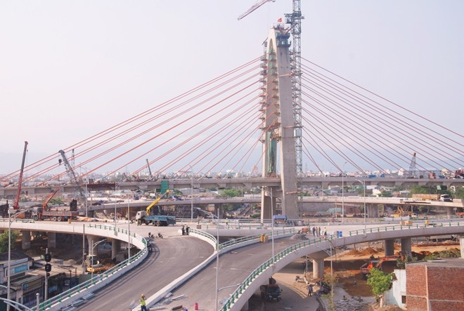 Cầu gồm 3 tầng, mỗi tầng có 4 làn xe. Trong đó, tầng mặt đất dành cho các nhánh rẽ đường bộ không giao với đường sắt. Tầng 1 là vòng xuyến trên cao rộng 15 m, các nhánh rẽ rộng 16 m. Tầng 2 rộng 17 m, ưu tiên cho 2 hướng phương tiện lưu thông từ Huế vào Đà Nẵng và ngược lại. Ông Nguyễn Tâm Tiến, Tổng Giám đốc Tập đoàn Trung Nam, tổng chỉ huy ngày đêm ăn ngủ tại công trường bổ sung thêm, suốt hơn 640 ngày đêm, các kỹ sư, công nhân tham gia dự án đã làm 3 ca bất kể nắng mưa để cây cầu vượt có qui mô lớn nhất Việt Nam này sớm hoàn thành, đưa vào sử dụng đúng ngày.