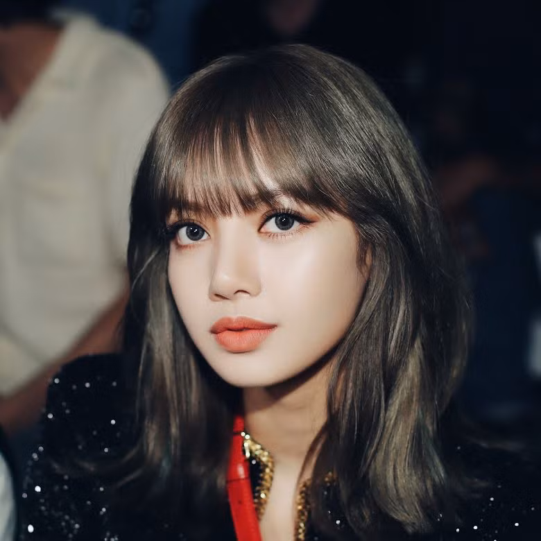 Lý do tại sao Lisa của BLACKPINK không thoát khỏi tóc mái? ảnh 2