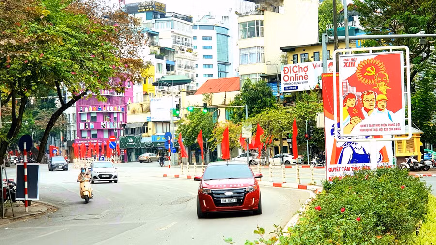 Hà Nội trang hoàng rực rỡ cờ hoa chào mừng Đại hội XIII của Đảng ảnh 12