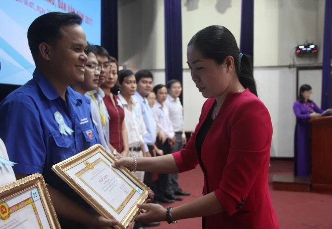 Khen thưởng cho các tập thể có thành tích tốt trong phong trào "Dân vận giỏi"