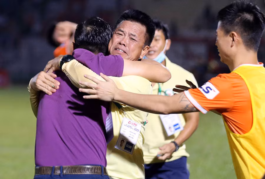 Ban huấn luyện Bình Đình vỡ oà sung sướng.