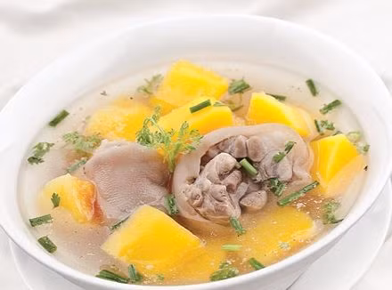 Móng giò: Đây có lẽ là món ăn lợi sữa phổ biến nhất cho phụ nữ sau sinh bởi món này vừa dễ ăn lại cung cấp nhiều nước cho quá trình tạo sữa.