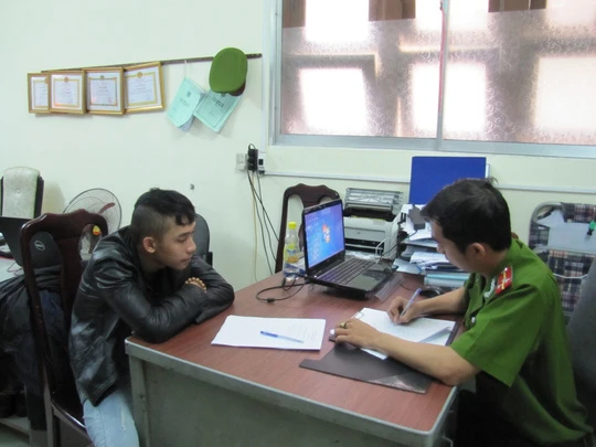 Đinh Văn Hưng ra đầu thú tại cơ quan công an Hải Châu