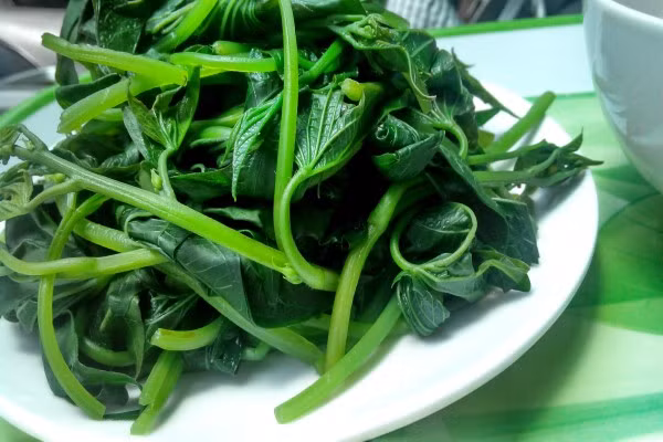 Rau lang: Không chỉ nhuận tràng, rau lang còn giúp lợi sữa cho mẹ sau sinh. Mẹ có thể xào, nấu canh hay luộc rau lang ăn hàng ngày đều được vì rau lang khá lành tính.