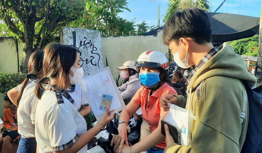 Niềm vui của các thí sinh khi hoàn thành kỳ thi. (Ảnh: Trọng Nhân)