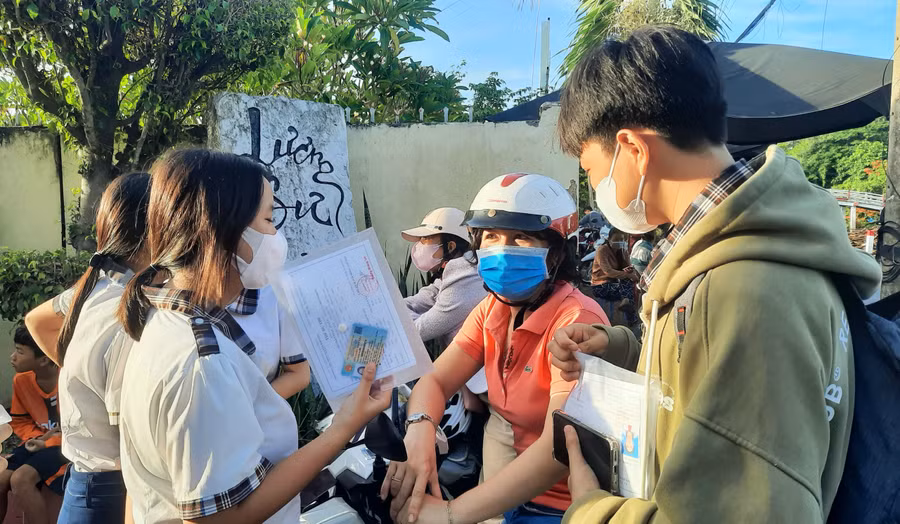 Niềm vui của các thí sinh khi hoàn thành kỳ thi. (Ảnh: Trọng Nhân)