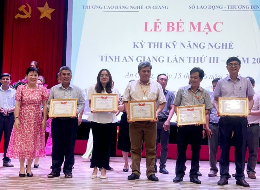 Ban tổ chức trao giải.