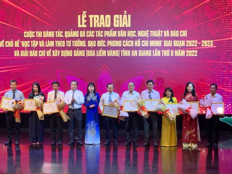 Đại diện Ban Tuyên giáo Tỉnh ủy An Giang trao giải cho các tập thể triển khai tốt 2 cuộc thi.