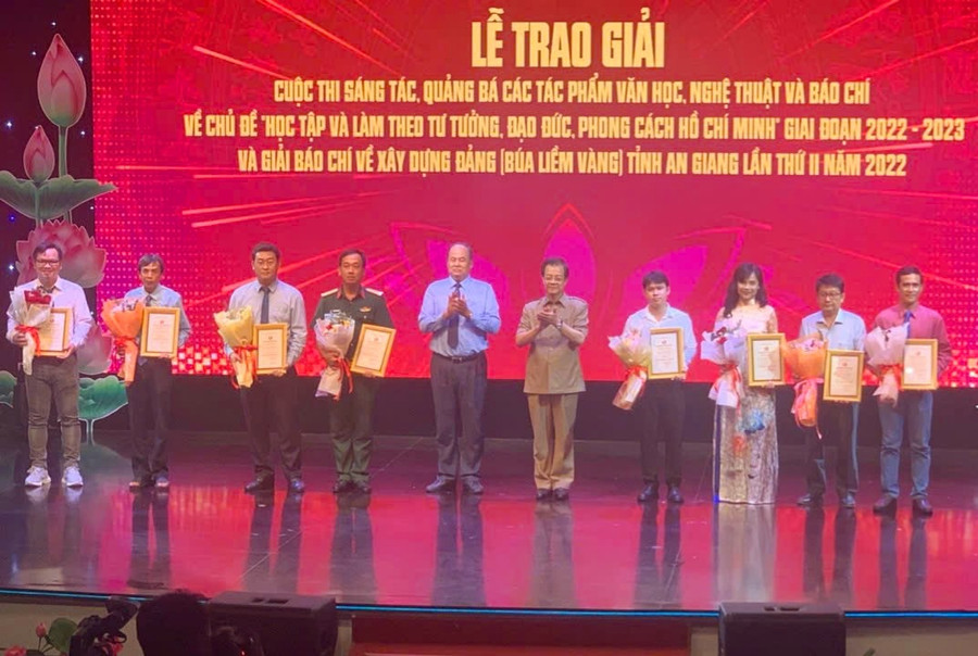 An Giang trao giải cuộc thi viết về học tập và làm theo gương Bác ảnh 1