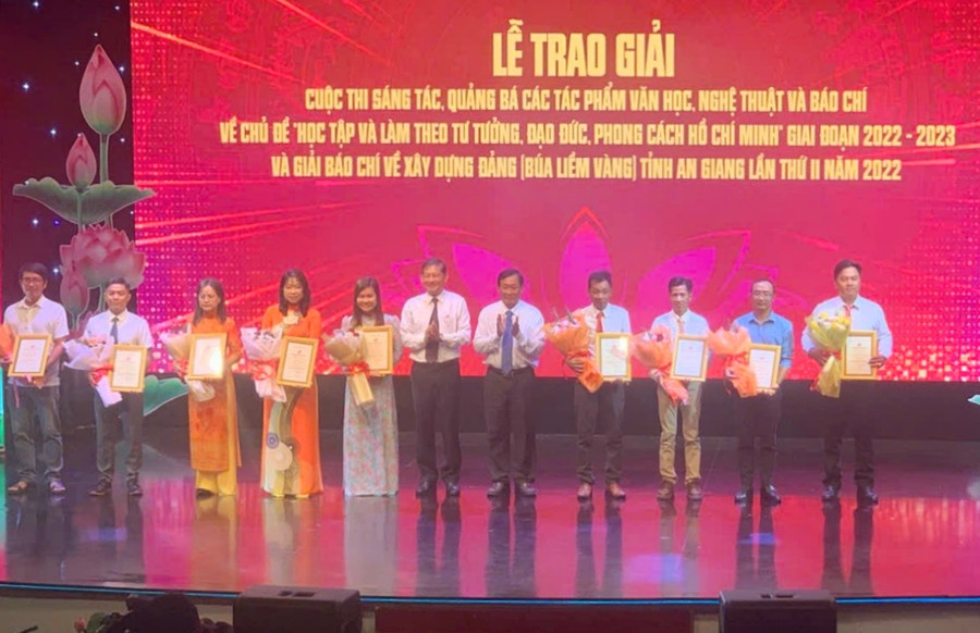 Ban tổ chức trao giải B cho các tác giả.