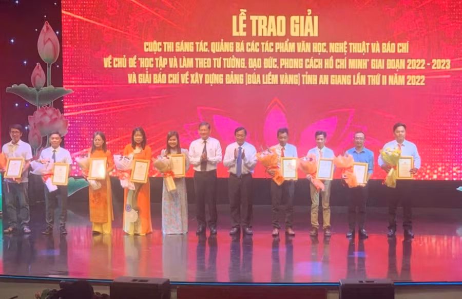 Ban tổ chức trao giải B cho các tác giả.