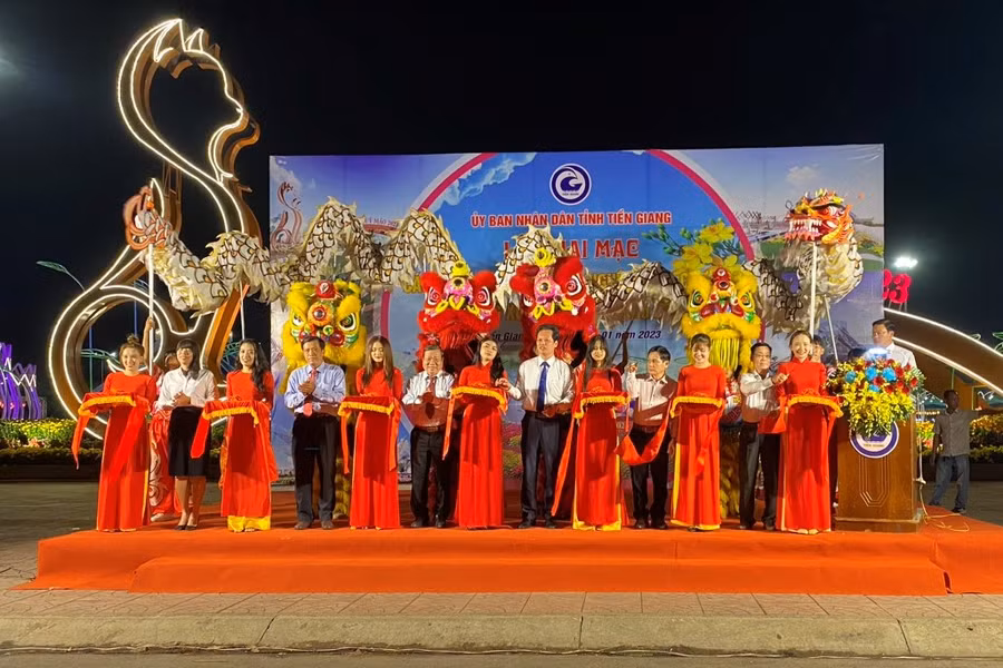 Cắt băng khai mạc các hoạt động văn hóa nghệ thuật chào mừng Xuân Quý Mão.